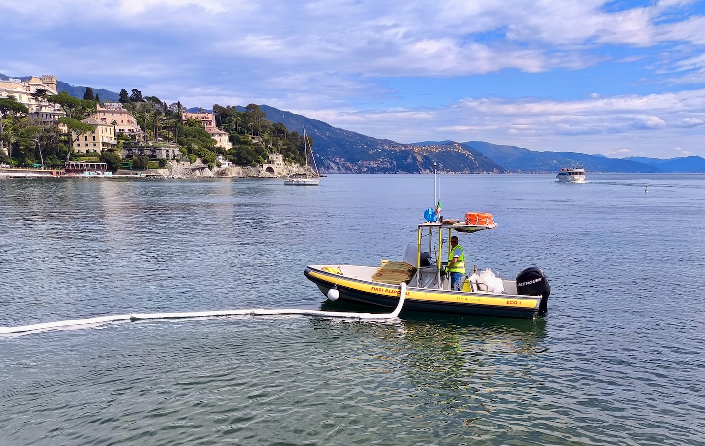 Il battello che raccoglie i rifiuti in mare in funzione nelle acque del Tigullio