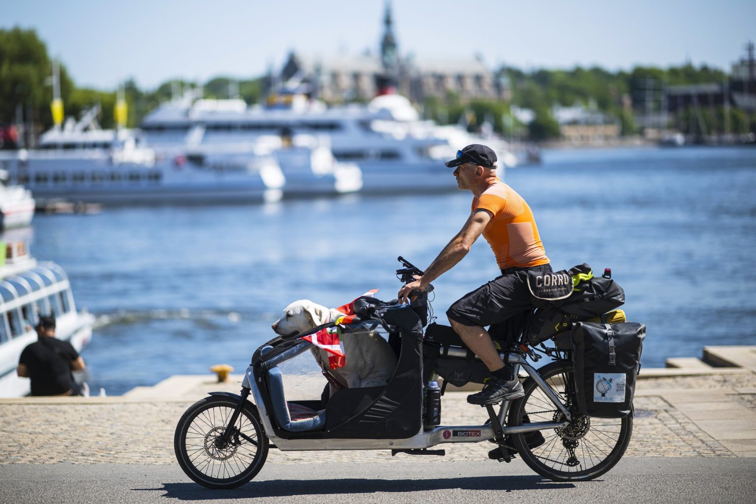 Nicola Inversi ha organizzato un viaggio in cargo bike verso Capo Nord con il suo cane