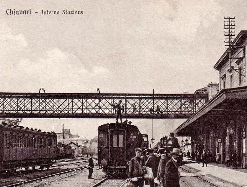 Immagine della stazione ferroviaria di Chiavari con le linee telegrafiche ben visibili in alto a destra