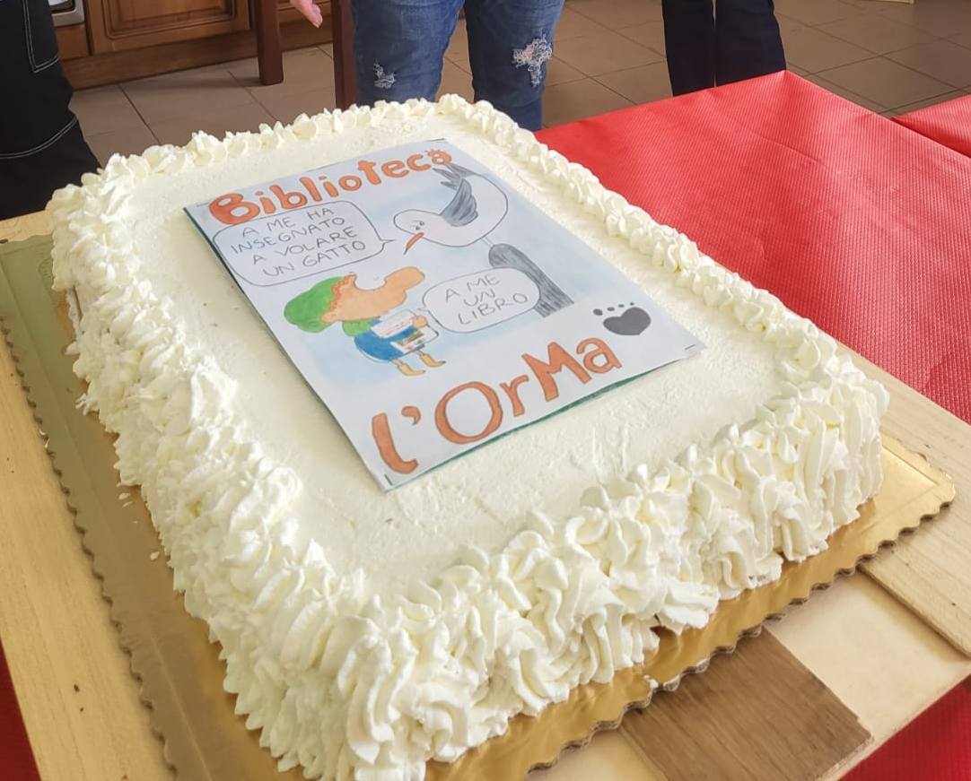 La torta preparata per festeggiare il compleanno della biblioteca di Breccanecca