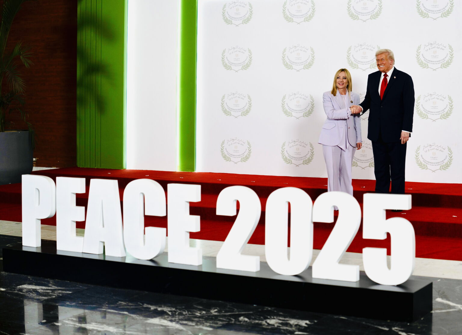 Giorgia Meloni e Donald Trump alla cerimonia per la firma della pace in Medio Oriente