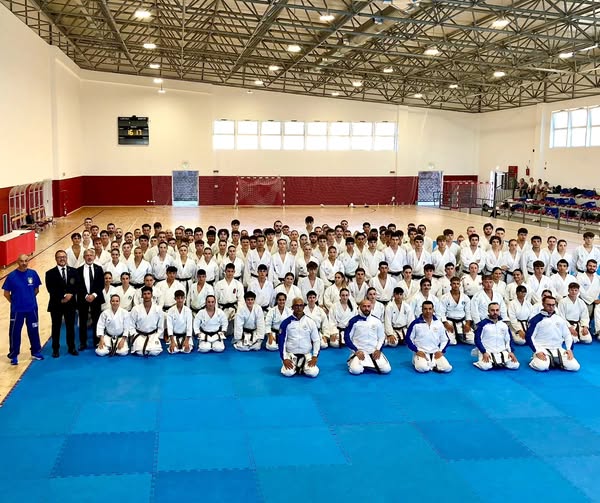 Il team del maestro di karate Evro Margarita che ha ottenuto di recente il suo Ottavo Dan