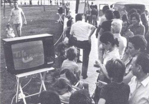 Negli anni Settanta la televisione era vista in contesti pubblici, una per moltissime persone