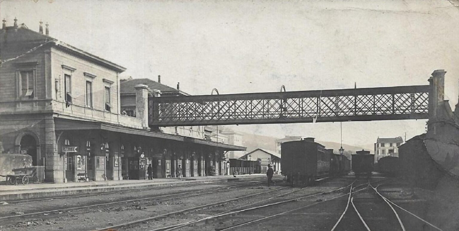 La passerella sopraelevata della stazione ferroviaria di Chiavari