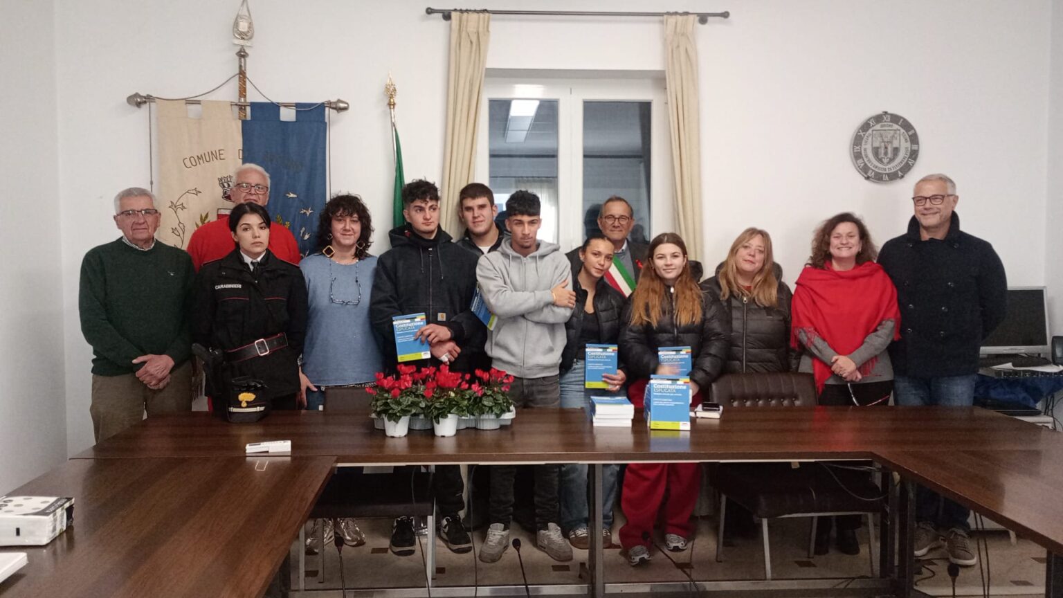 I ragazzi e le ragazze di Avegno hanno ricevuto una copia della Costituzione dal sindaco