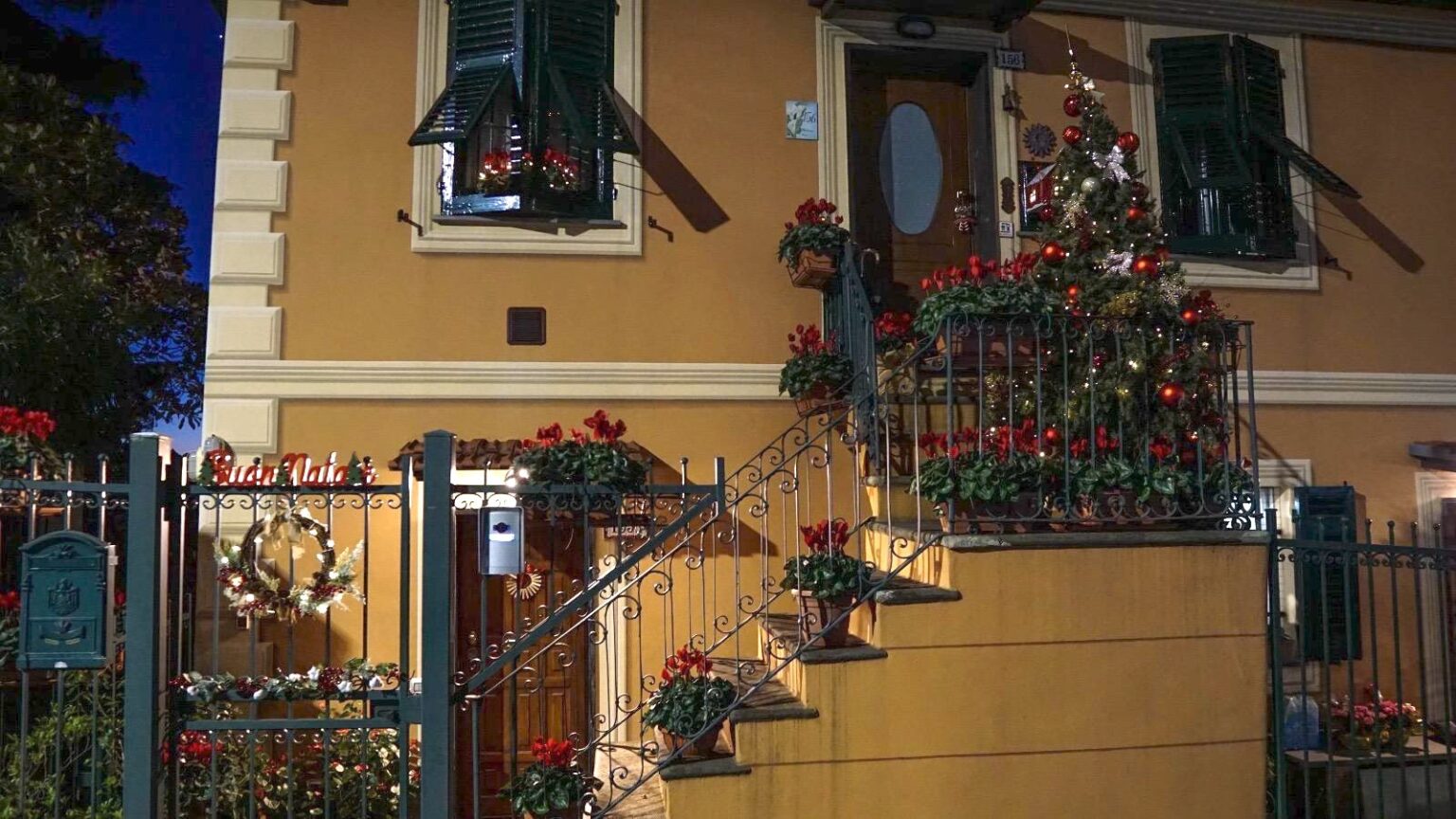 Porte e portoni decorati a Camogli con installazioni e luci a tema natalizio