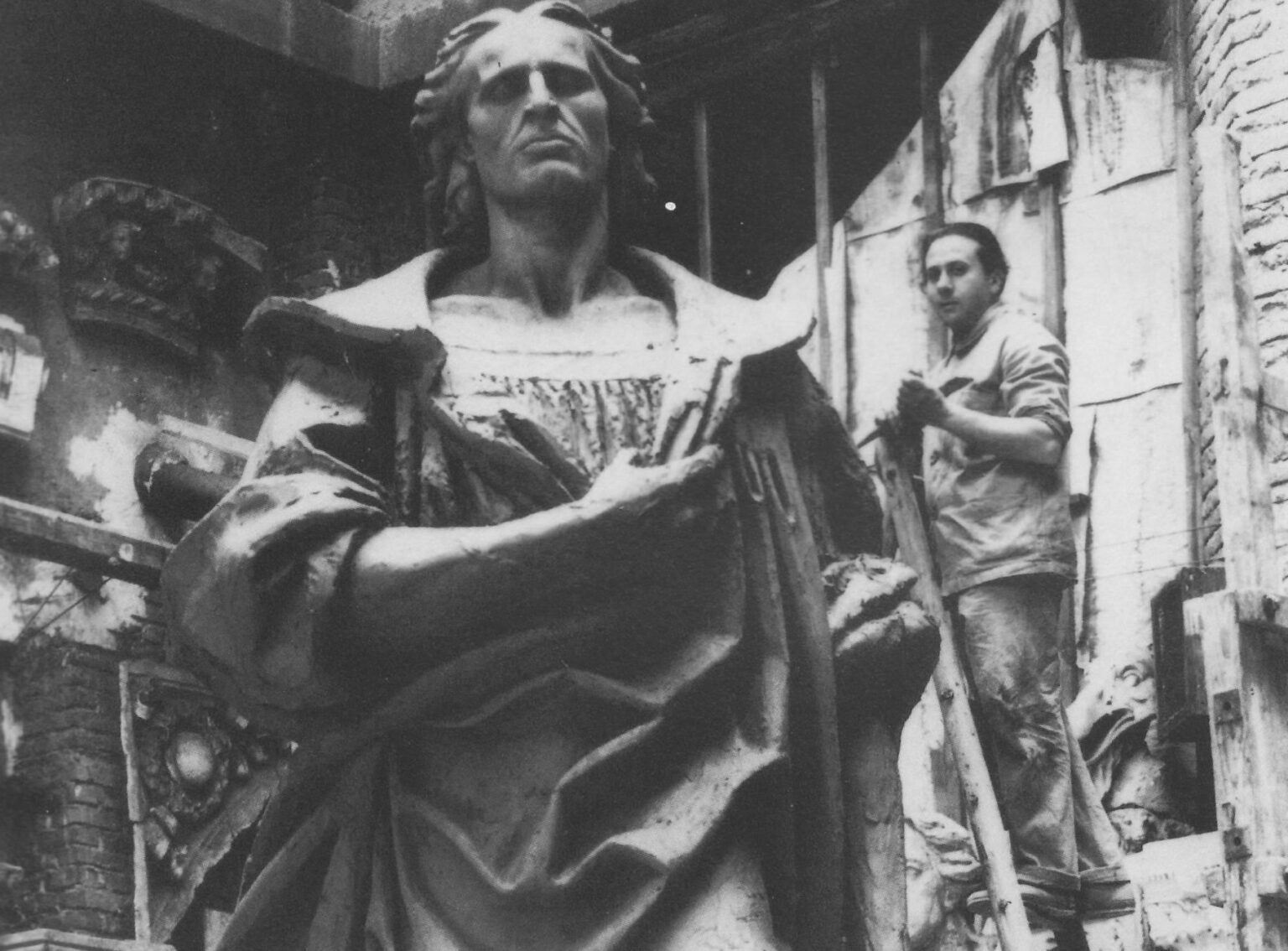 Francesco Messina impegnato nella realizzazione della statua dedicata a Cristoforo Colombo