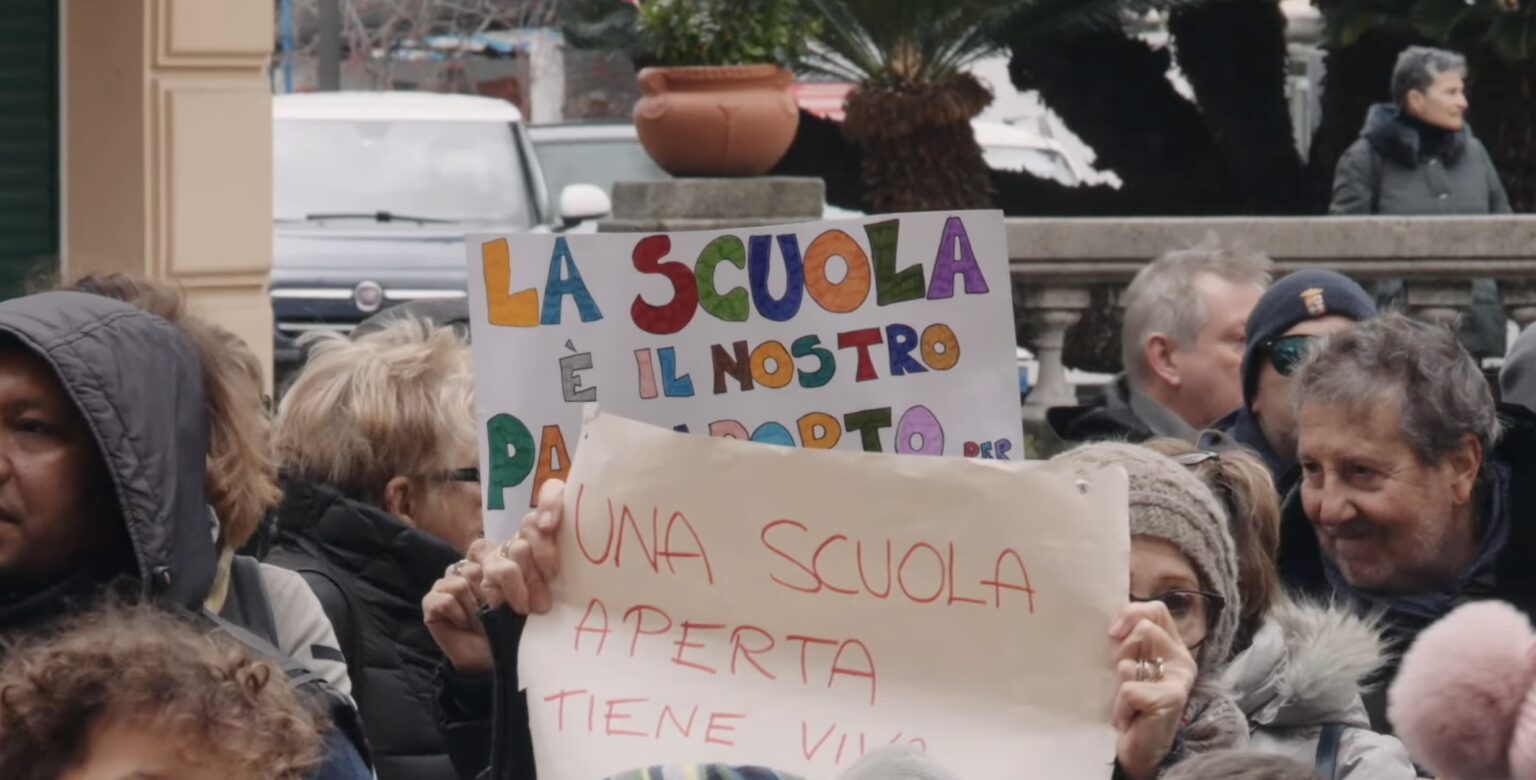 La manifestazione di protesta dei genitori davanti al Comune di Sestri Levante