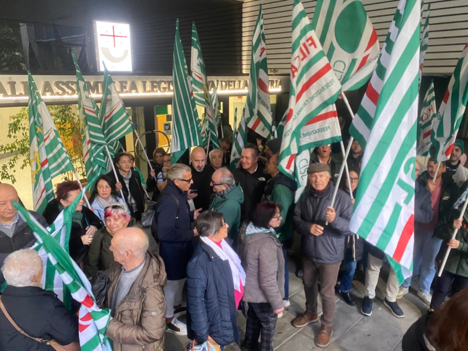 Le proteste da parte dei sindacati ieri mattina sotto la sede del Consiglio Regionale della Liguria