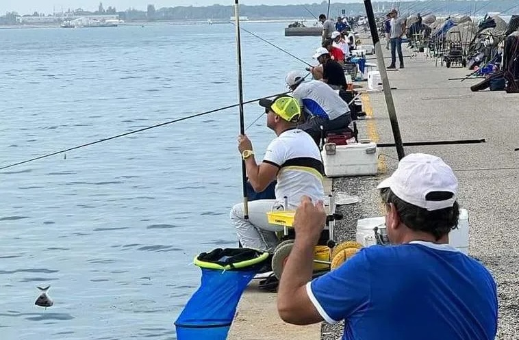 Una gara di canna da riva, specialità nella quale Alessio Alesiani spicca