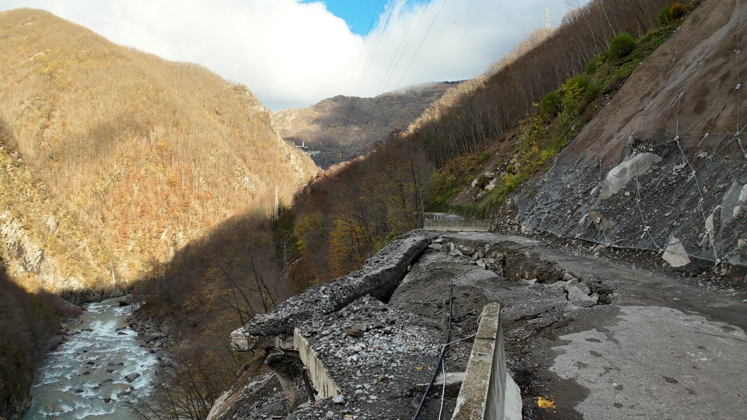 Il punto in cui la strada 586 per la Val d'Aveto si interrompe sul lato emiliano