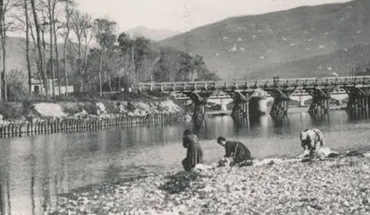 La distesa alluvionale che oggi ospita Chiavari non era ancora formata e il fronte si presentava come un'ampia laguna