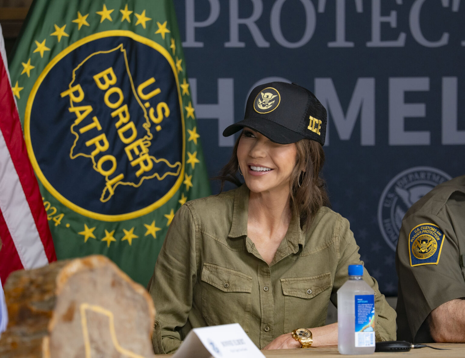 La segretaria del dipartimento della Sicurezza Interna Usa Kristi Noem incontra i rancher in Texas