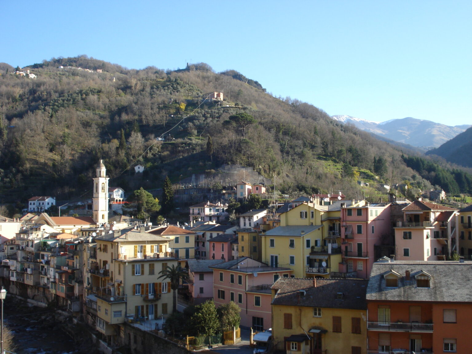 Il centro di Borzonasca, paese dell'immediato entroterra del levante genovese