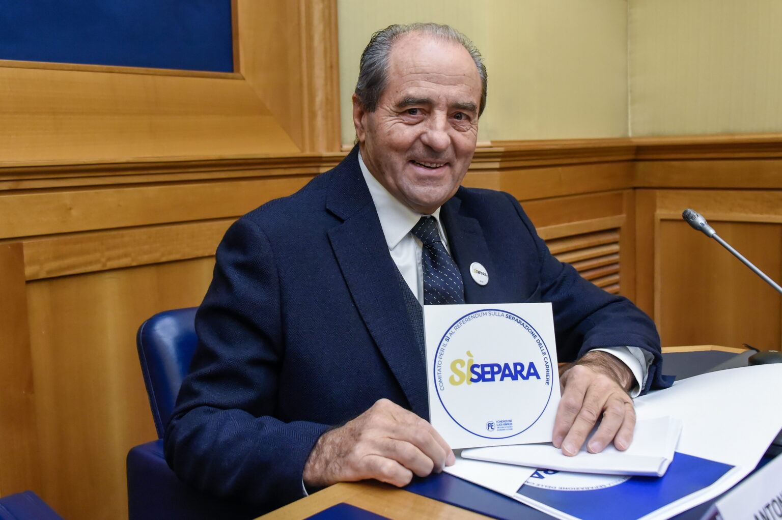 L'ex pm Antonio Di Pietro tra i fondatori del Comitato per il Sì
