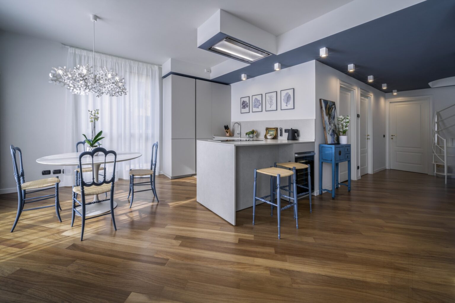 “Vivere sott’acqua”, una casa al mare su due piani progettata da Giovanni Crisafulli