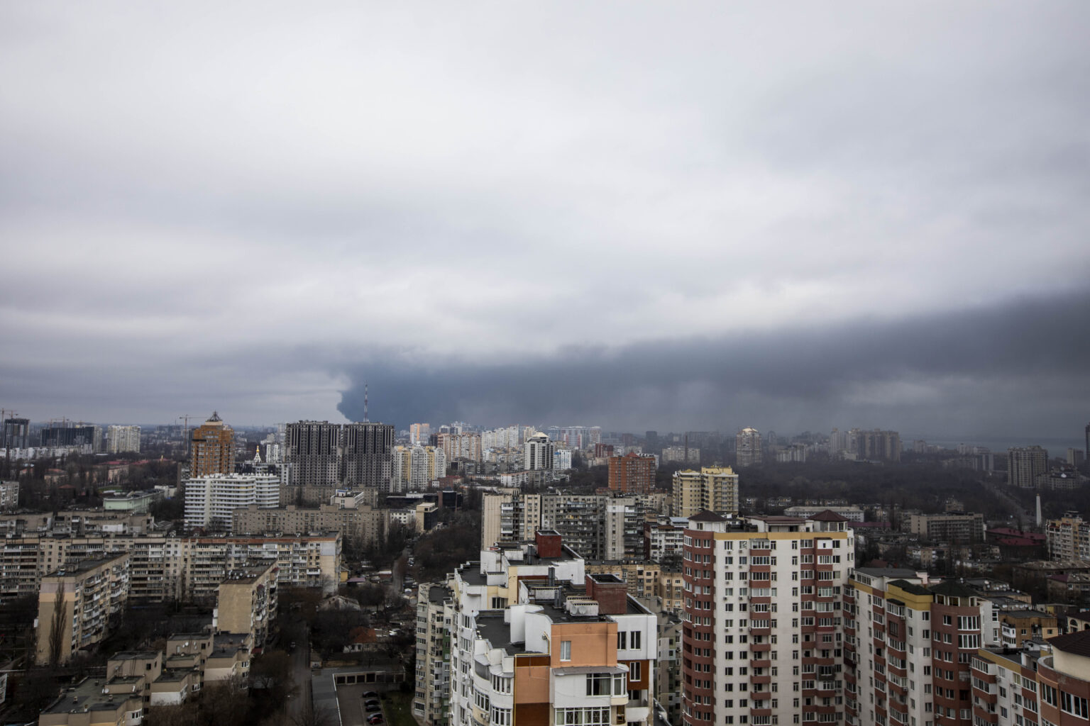 Un panorama della città di Odessa appena dopo un bombardamento da parte dei russi