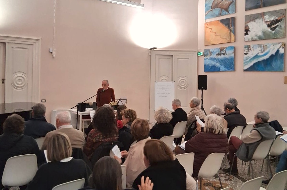 La riunione degli Amici del Teatro Sociale di Camogli presso il ridotto del teatro stesso