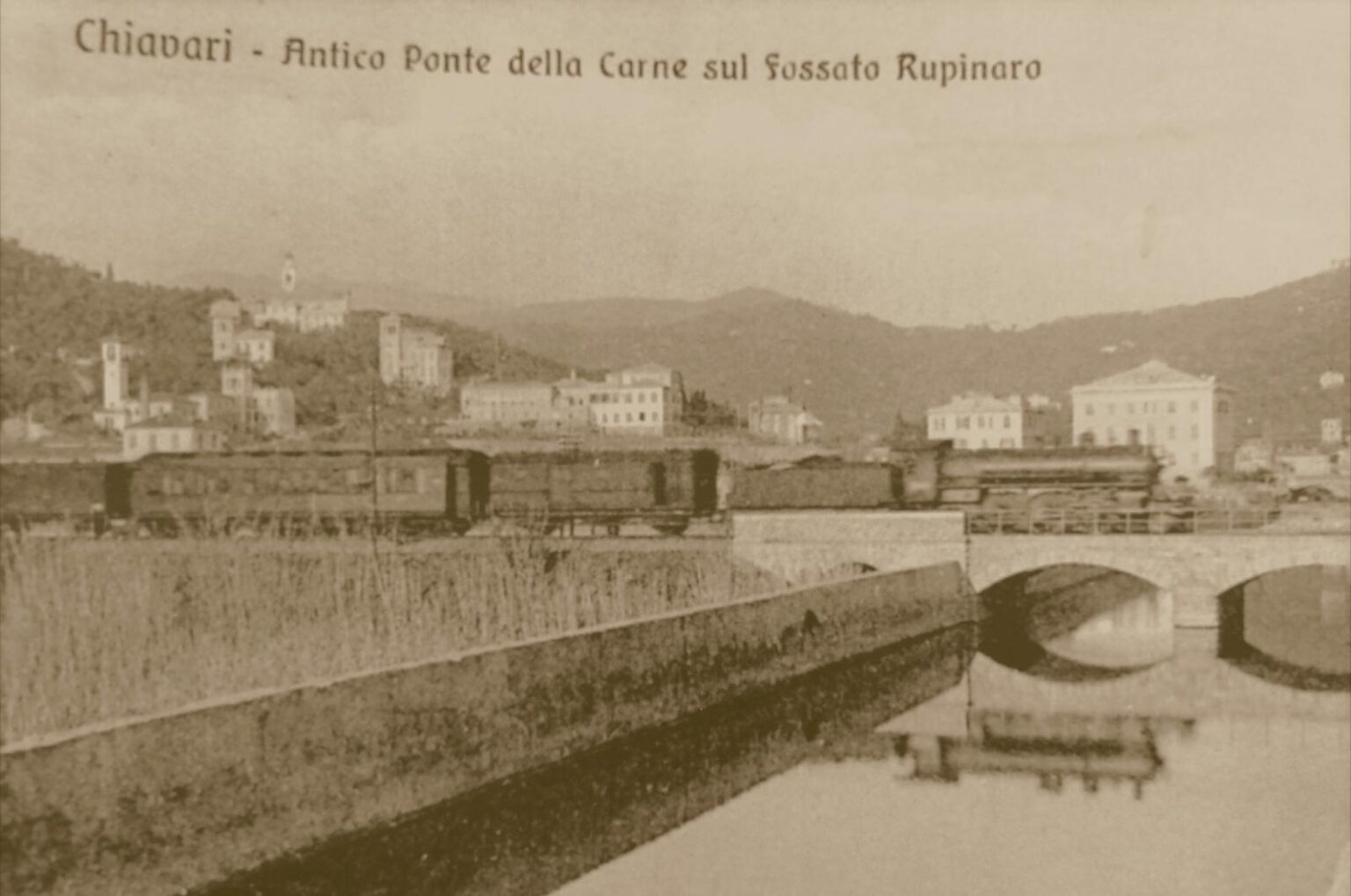 Il passaggio di un treno lungo il ponte del Rupinaro a Chiavari