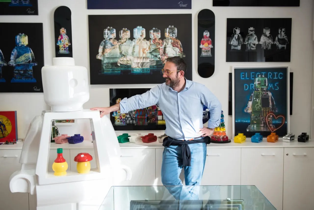 Alessandro Piano mostra alcune delle sue creazioni, molto amate nel mondo