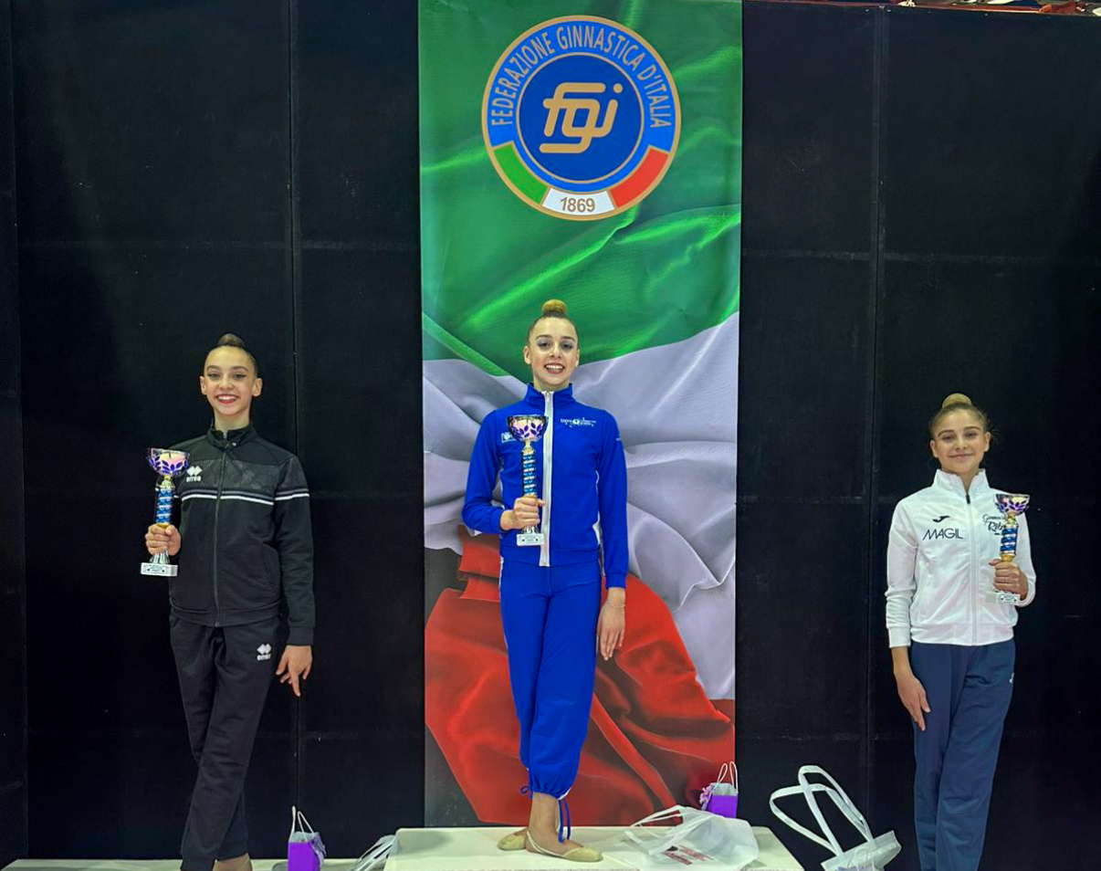 Desirée Suigo, a destra nella foto, ha ottenuto la medaglia di bronzo nella sua specialità