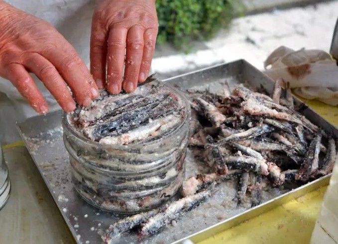 Il rito dell'arbanella con le acciughe salate è proprio di questo periodo dell'anno