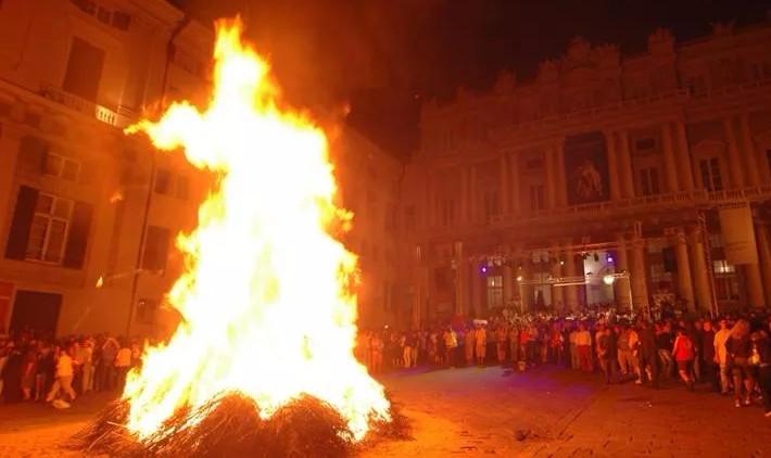Il falò di San Giovanni Battista, una delle tradizioni più amate in Liguria