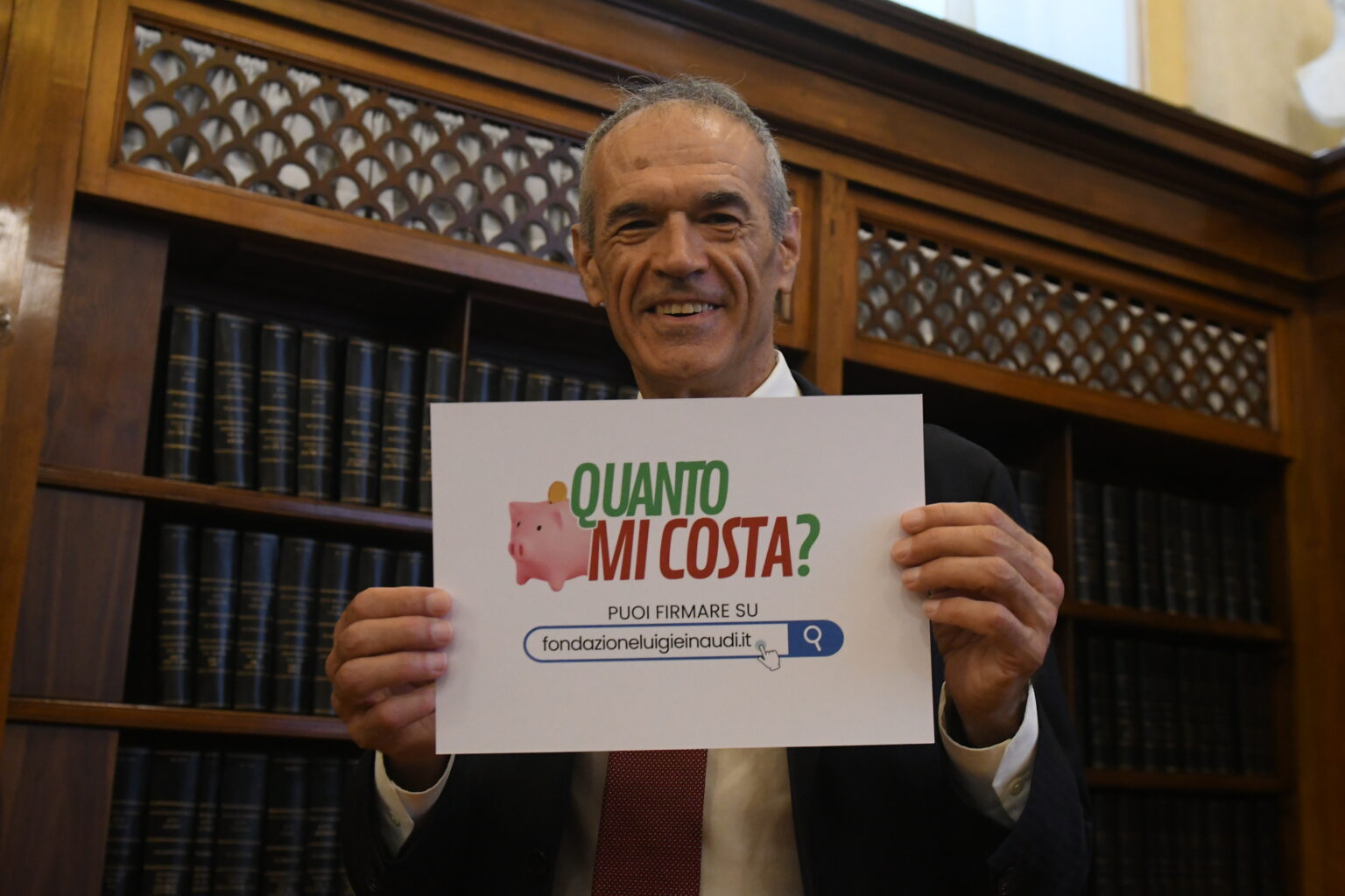 L'economista ed ex senatore Carlo Cottarelli alla presentazione dell'iniziativa 'Quanto mi costa?'
