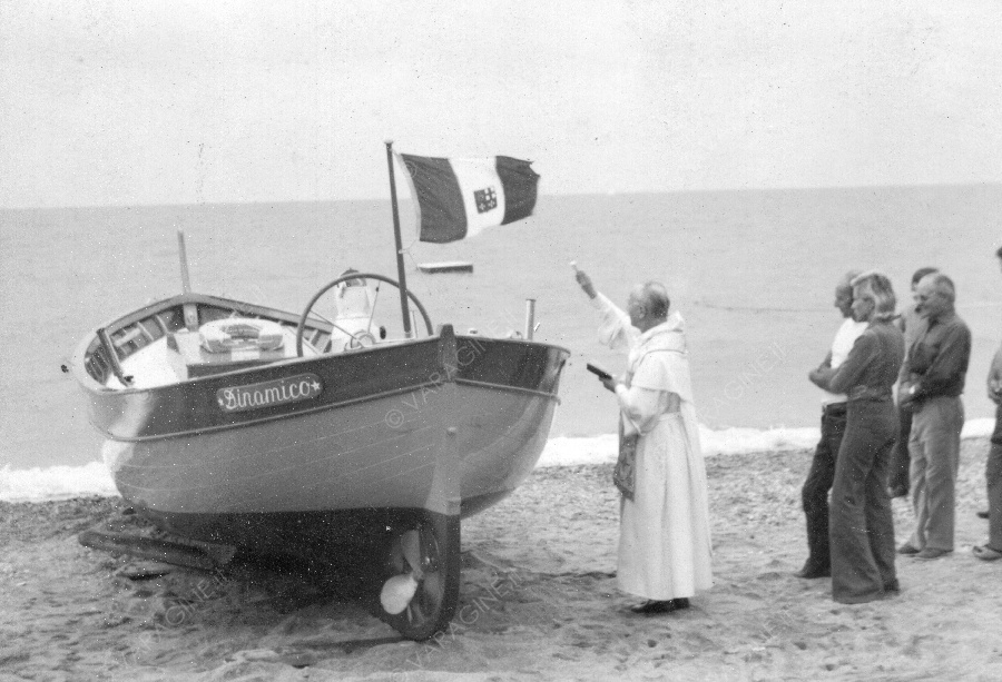 Il gozzo 'Dinamico' durante la benedizione avvenuta nel lontano 1975