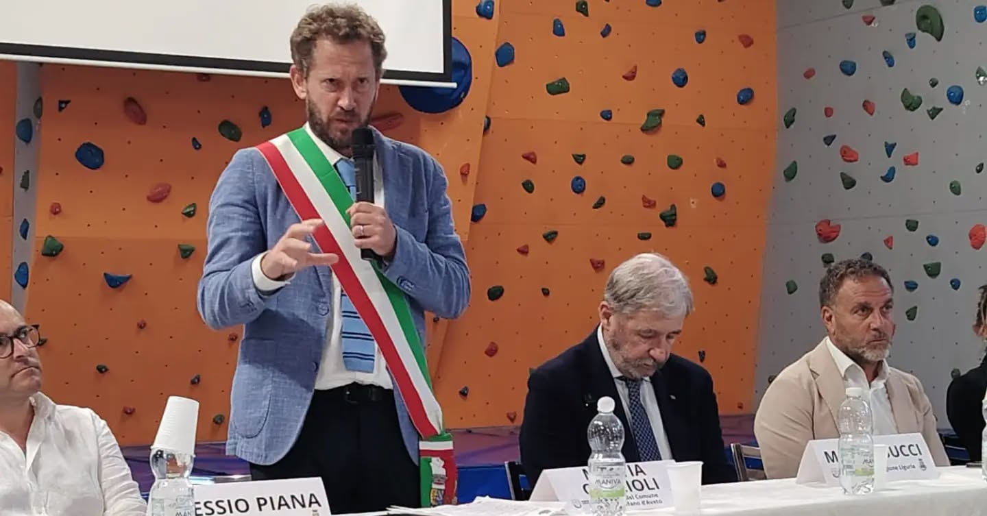 Il sindaco di Santo Stefano d'Aveto, Mattia Crucioli, durante la visita del presidente della Regione Liguria Marco Bucci