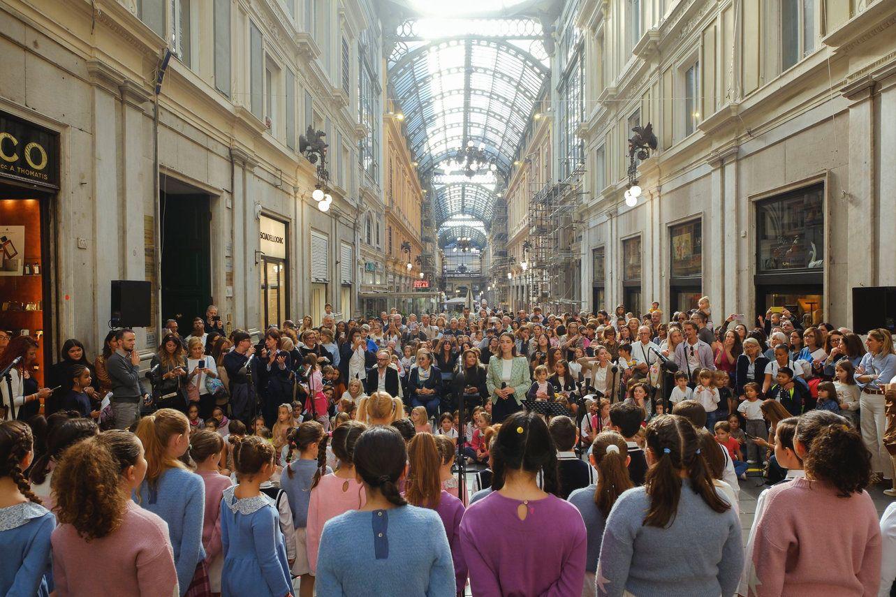 La festa in Galleria Mazzini a Genova in occasione dell'inaugurazione del negozio di Magil