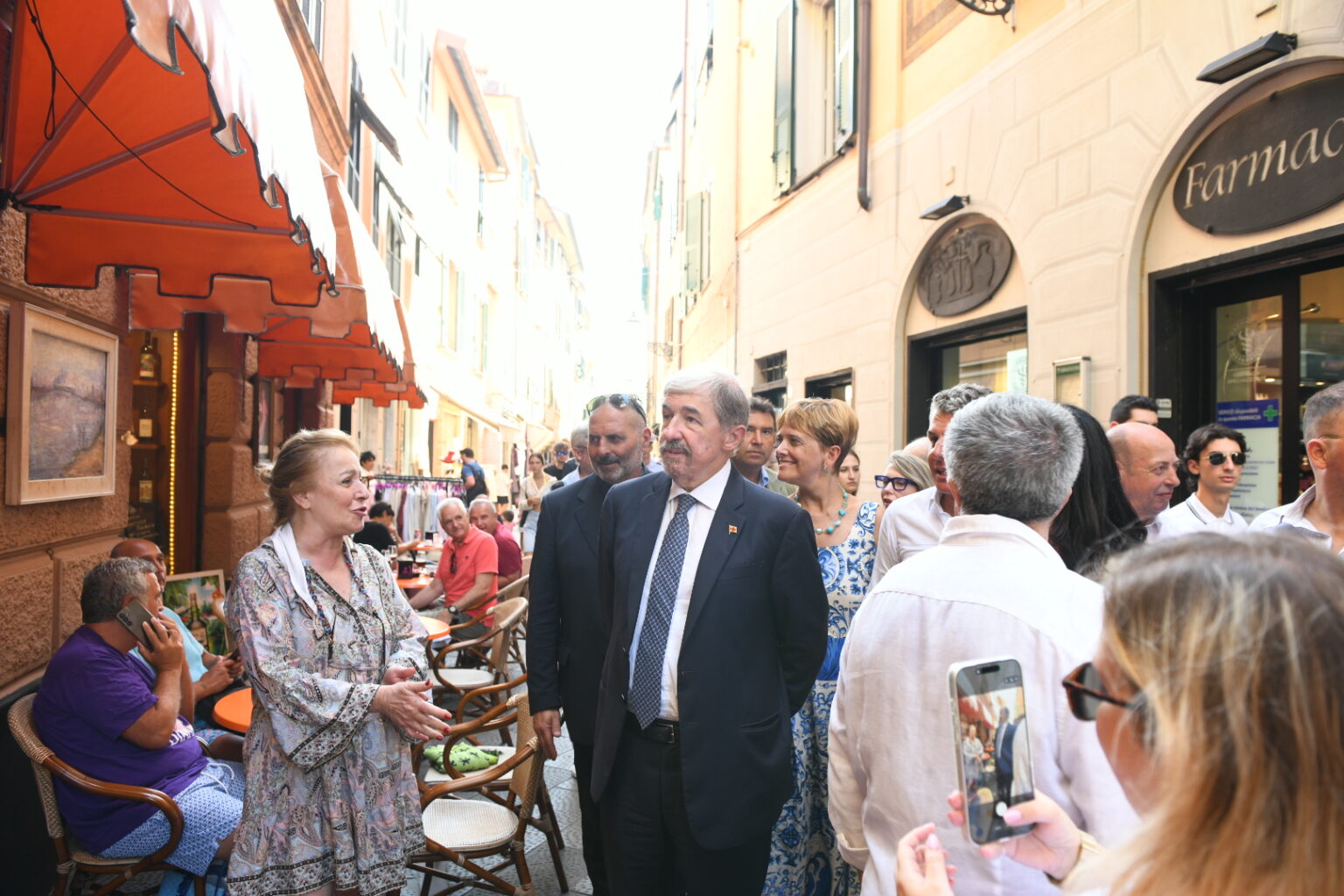 Il presidente della Regione Liguria, Marco Bucci, per le strade di Rapallo