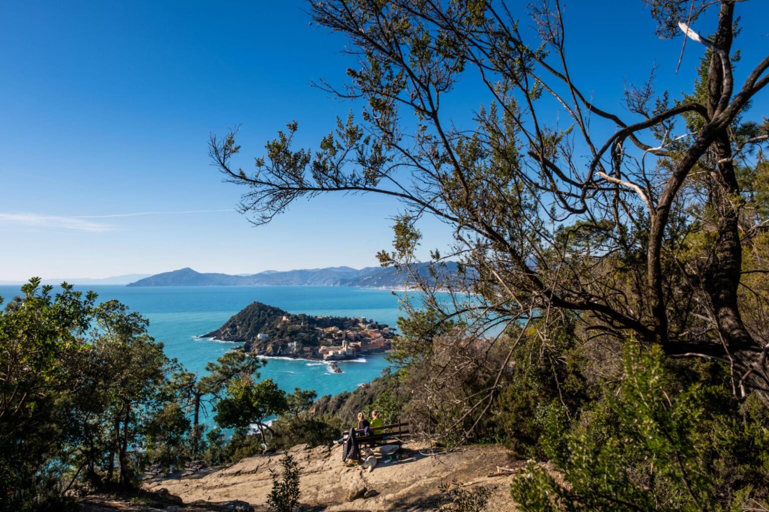 A Punta Manara ha riaperto il bivacco che gode di una magnifica vista sul golfo del Tigullio