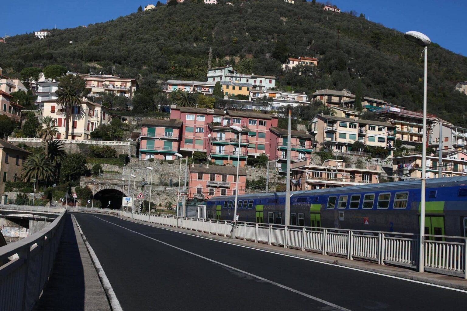 Il ponte di Sori dove si sta valutando di spostare la fermata di Amt
