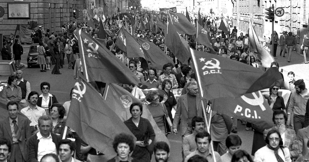Bandiere del PCI in un corteo a Milano negli anni Settanta