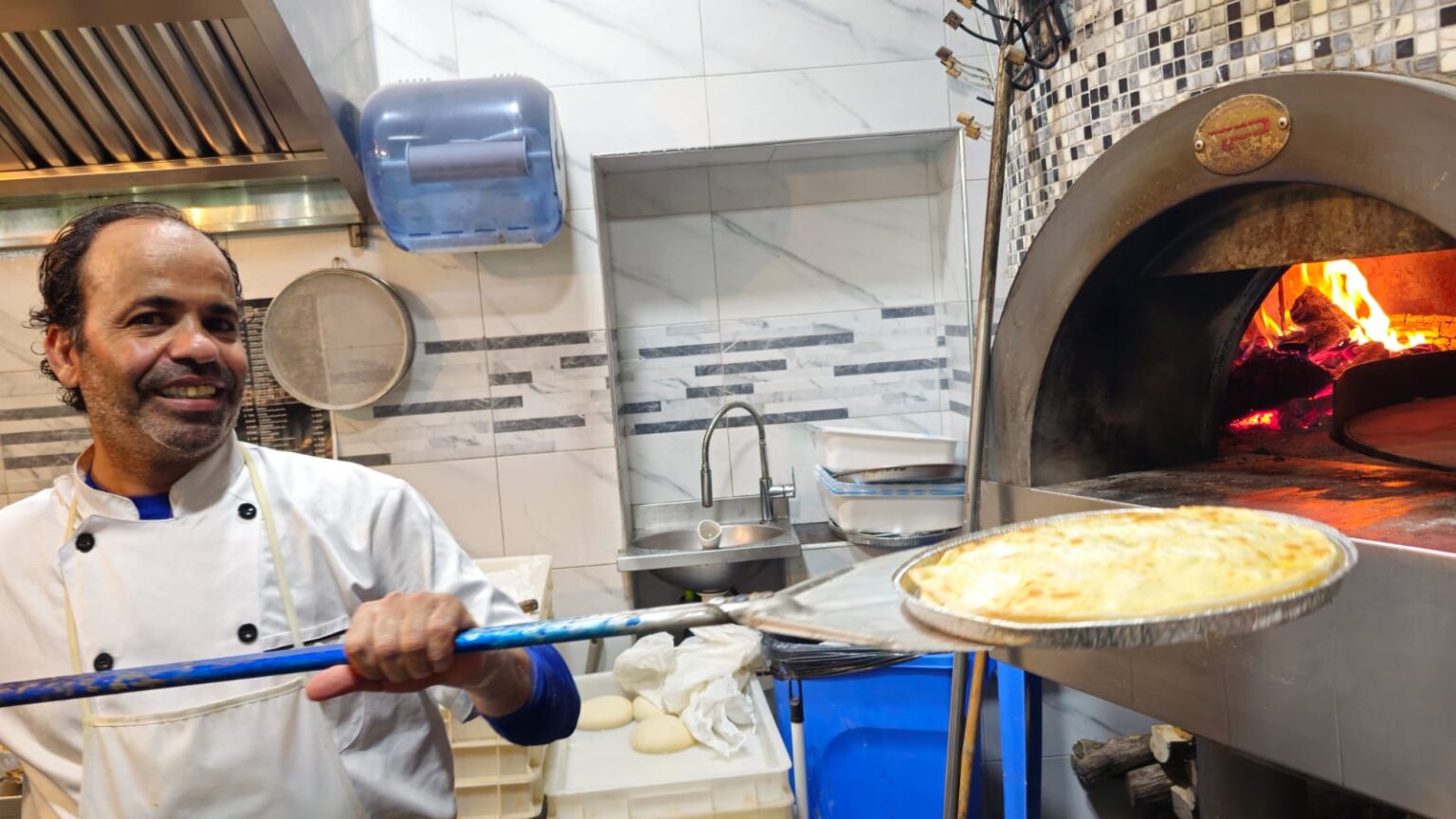 L'egiziano Raffa, titolare della pizzeria e ristorante Le Arcate 2 a Chiavari