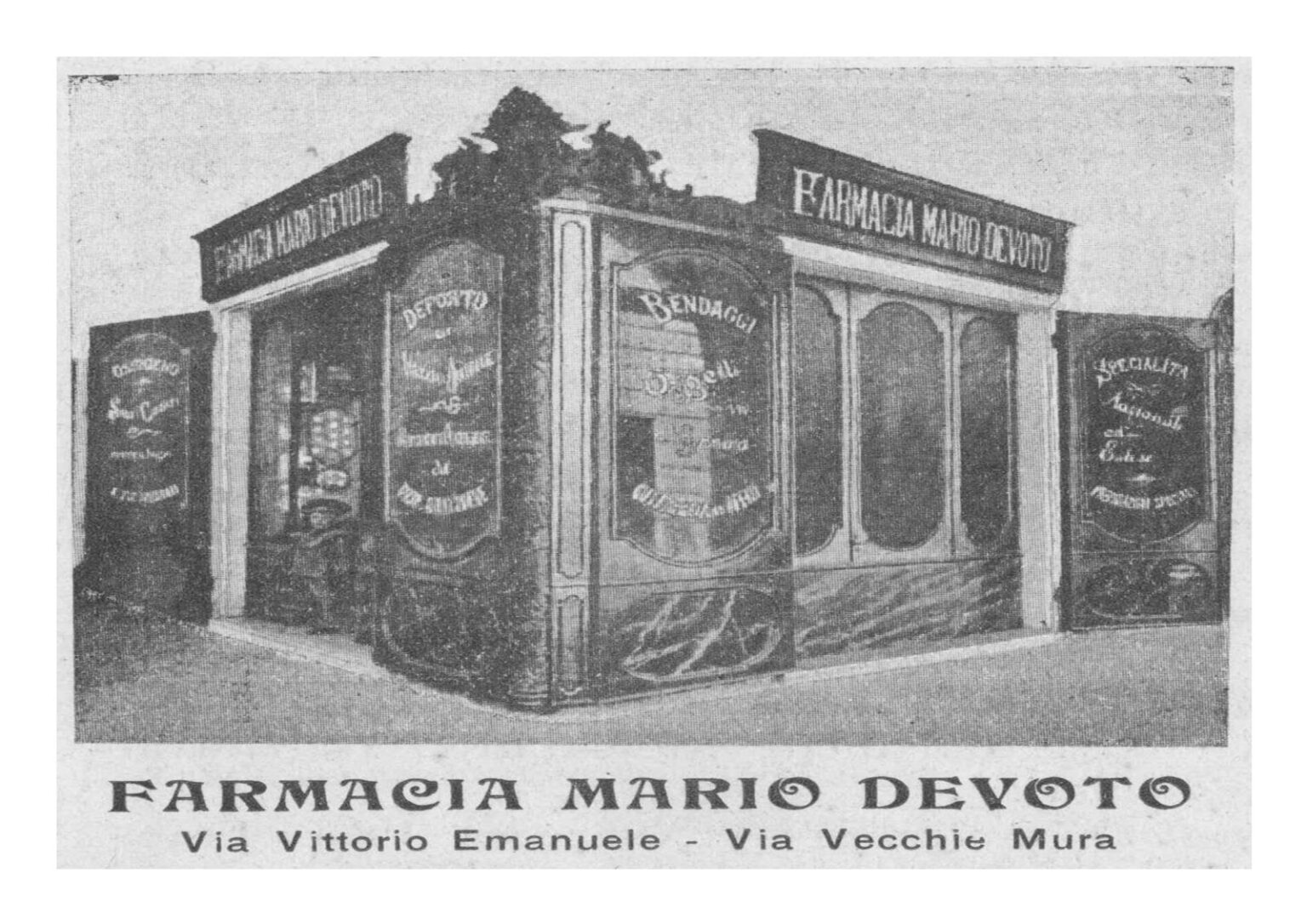 All’angolo tra via delle Vecchie Mura e il Caruggio è ancora visibile la bella “devanture” della “Mario Devoto Farmacia Inglese”