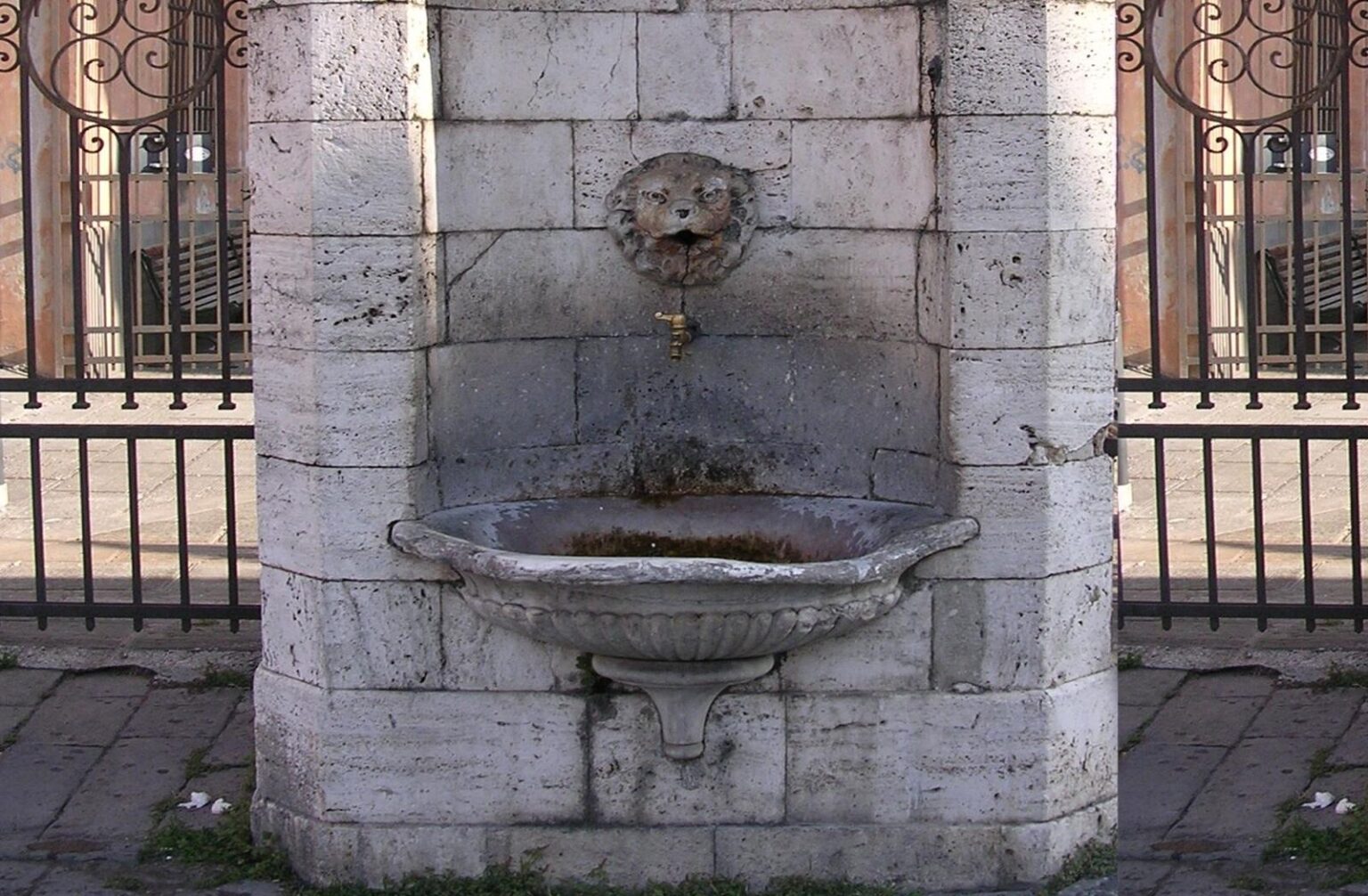 La storica Fontana del Muto oggi ci permette di bere un sorso d’acqua girando quel vecchio “brunzin”