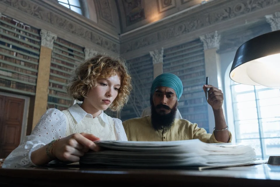 La serie tv Estranei andrà in onda a partire da domani sera su Rai 2